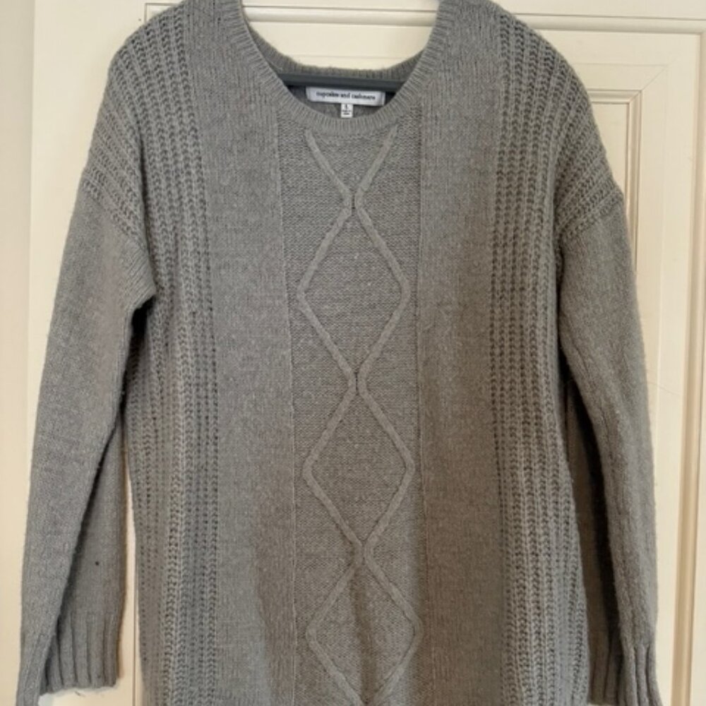 cupcakes and cashmere gray sweater size l large
